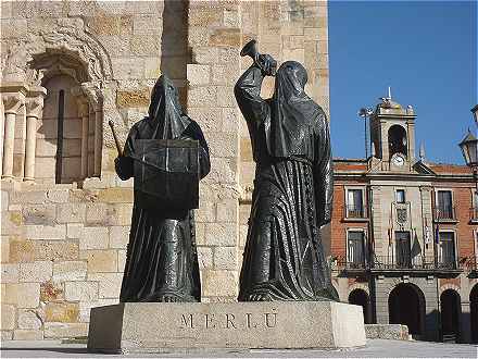 Statue de Merlu devant l'église San Juan de Puerta Nueva de Zamora