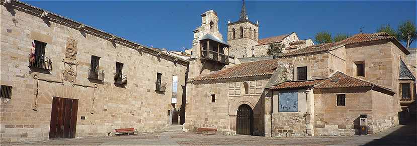 La Plaza Santa Lucia à Zamora avec à droite le Palais de Cordon et au centre l'église Santa Lucia