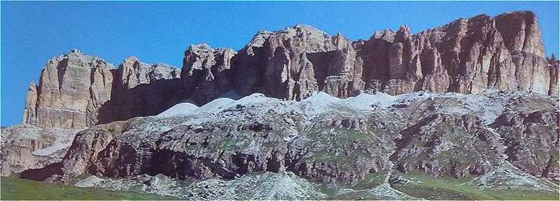 Dolomites: le massif du Sella vue du côtéSud, à gauche le Sass Pordoï
