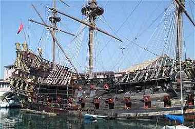 Gênes: navire ancien dans le port