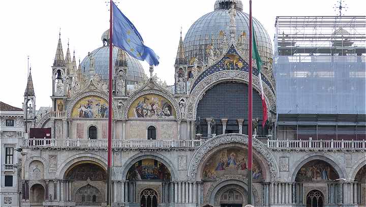 Partie de la façade de la Basilique Saint Marc à Venise