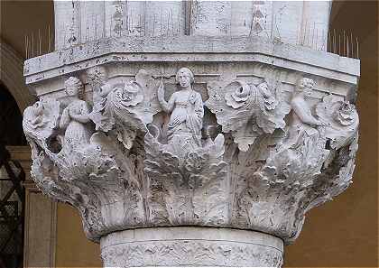 Palais des Doges: Sculptures d'un chapiteau d'une colonne du portique