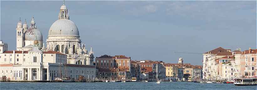 Venise: Le débouché du Grand Canal sur le Bassin de Saint Marc, à gauche l'église de la Salute et la Dogana da Mar