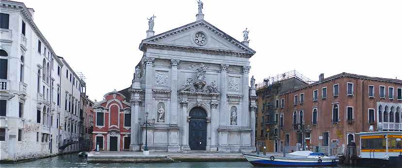 Venise: l'église San Stae (San Eustachio) sur le Grand Canal, à droite le Palazzo Priuli Bon