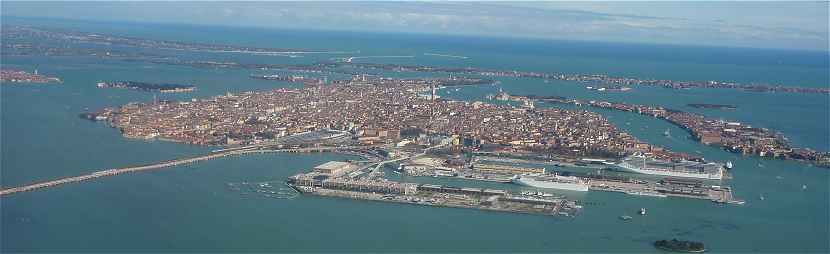 >Venise: vue panoramique à partir de l'Ouest, à droite l'île de la Giudecca, au fond le Lido, à gauche le Cimetière et une partie de l'île de Murano