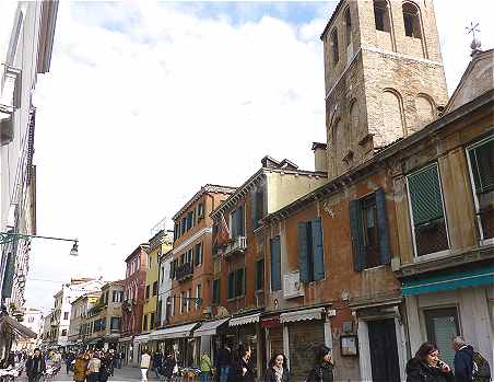 La Strada Nuova, à droite le clocher de Santa Sofia
