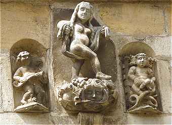 Sculpture d'une femme faisant sa toilette sur une maison place de la Bridolle