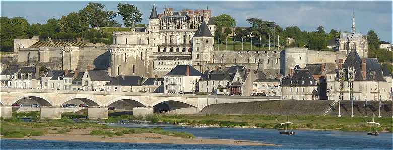 Amboise et son chateau au-dessus de la Loire