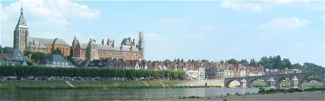 La Loire et le chateau de Gien