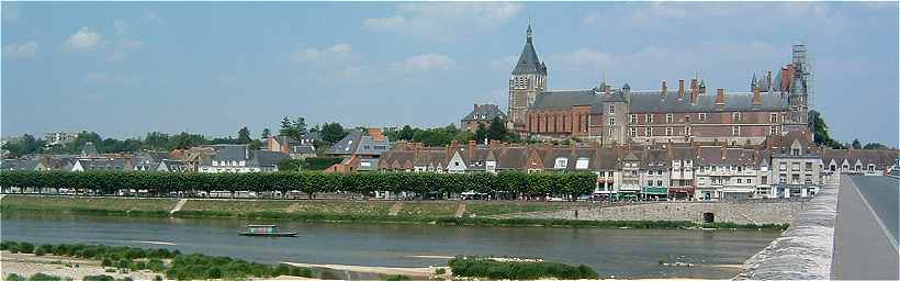 Le chateau de Gien surplombant la Loire