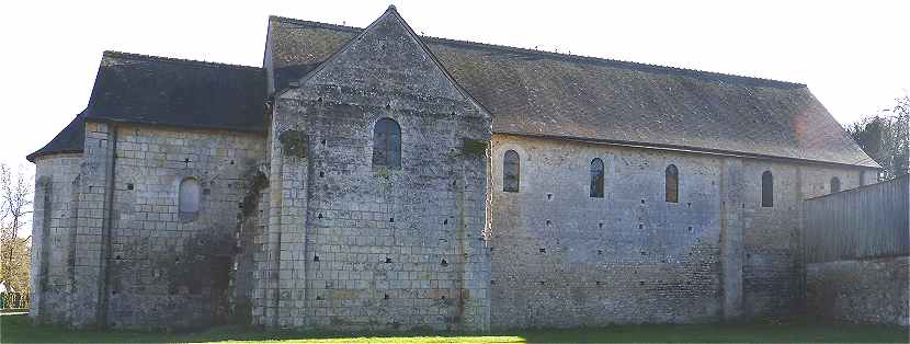 Chevet, travée droite, transept et nef de l'église Saint Laurent de Langeais