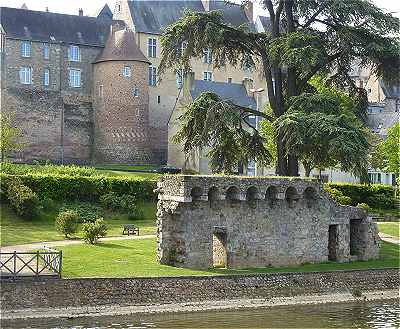 L'enceinte Médiévale, près de la Sarthe, en avant de l'enceinte Gallo-Romaine