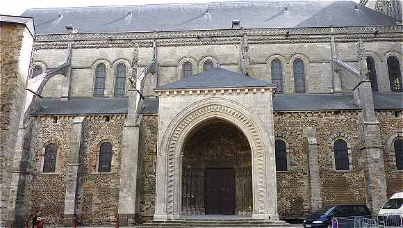 Cathédrale Saint Julien: Portail Sud et bas-côtés Romans