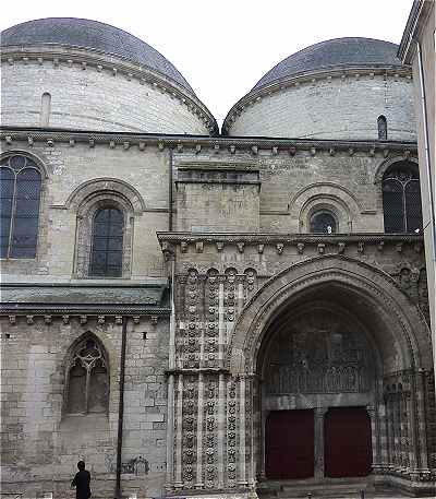 Coupoles au-dessus de la nef et portail Nord de la cathédrale Saint Etienne de Cahors