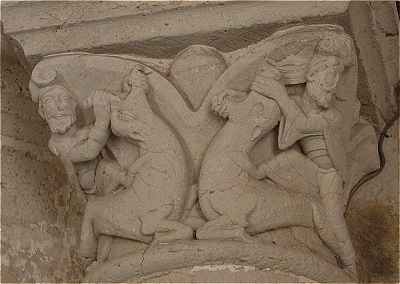 Sculpture d'un chapiteau du narthex de la Tour-Porche: personnages luttant avec des lions