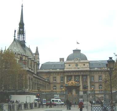 Le Palais de Justice: la cour du Mai, à gauche la Sainte Chapelle