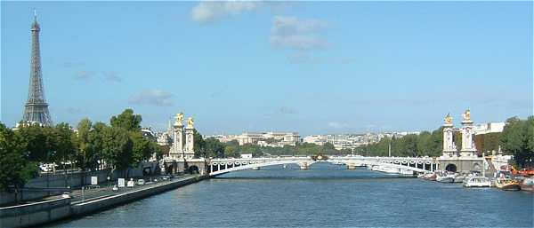 La Tour Eiffel et le Pont Alexandre III, au centre et dans le fond, le Palais de Chaillot