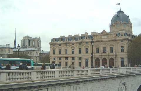 Le Tribunal de Commerce, au fond Notre-Dame
