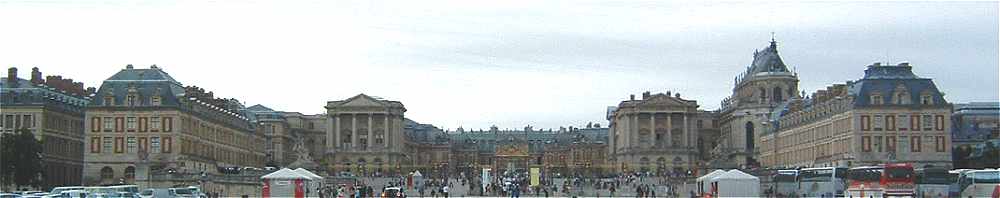 Vue de la façade Est du Palais de Versailles avec la Cour d'Honneur