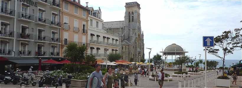 Biarritz: Place et église Sainte Eugénie