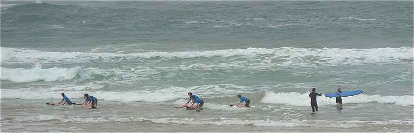 Surfeurs à l'entrainement sur la plage de Bidart