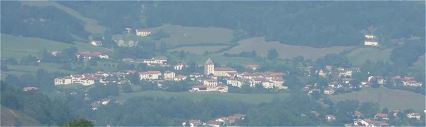 Le village de Sare vu du Col Lizarietta