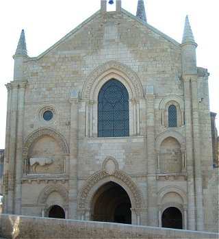 Façade de l'église Romane d'Airvault