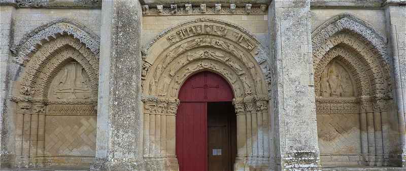 Portails de la façade de l'église d'Aulnay avec des sculptures remarquables