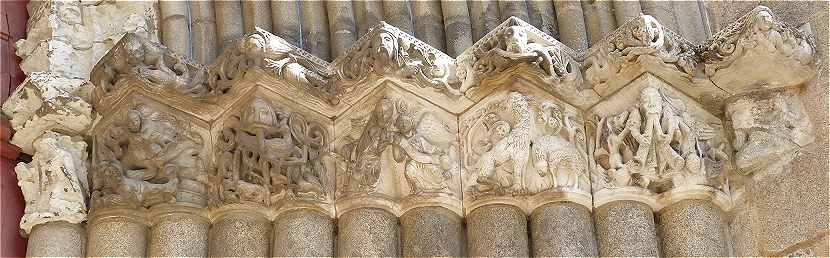 Sculptures des chapiteaux du portail de l'église Notre-Dame