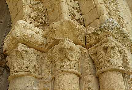 Sculptures en haut des colonnes du portail de l'église de Château-Larcher