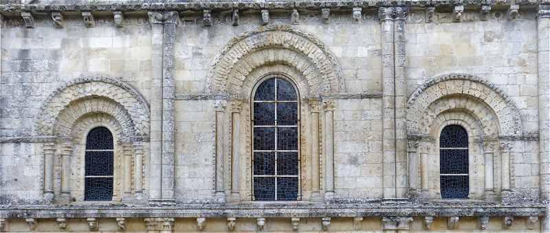 Premier étage de la façade Ouest de l'église Saint Hilaire de Melle