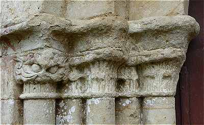 Chapiteau du portail del'église Saint Romain de Saint Romans les Melle