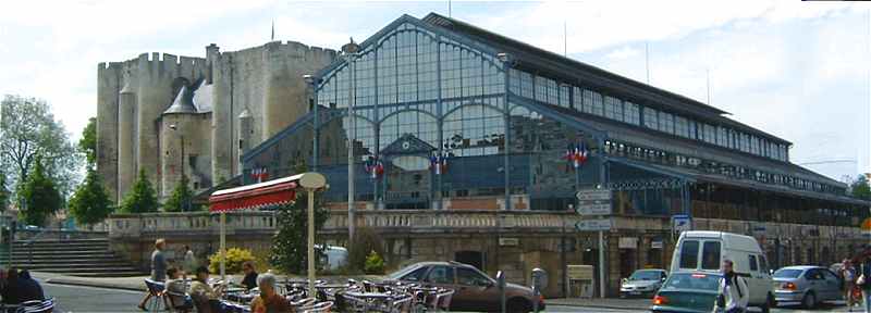 La place des Halles à Niort: le Marché couvert et à l'arrière-plan le château