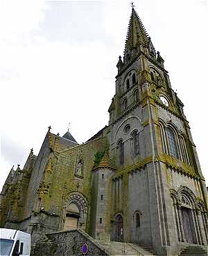 Tour-porche de l'église Saint Laurent de Parthenay