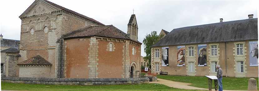 Poitiers: Muse Sainte Croix prs du Baptistere Saint Jean
