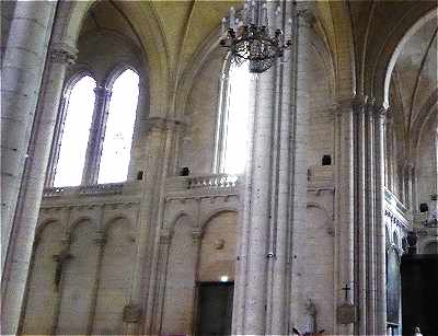 Piliers, arcs et galerie de circulation de la nef et du transept de la cathdrale Saint Pierre de Poitiers