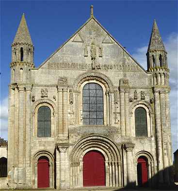 Façade de l'église de l'Abbaye de Saint Jouin de Marnes