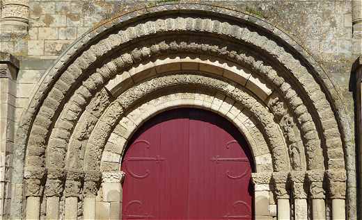 Portail central de l'église de Saint Jouin de Marnes