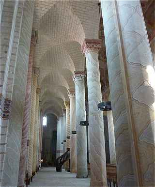 Bas-côtés voûtés d'arêtes de l'église abbatiale de Saint Savin