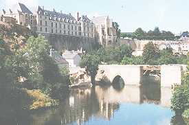 Le château de Thouars au-dessus du Thouet