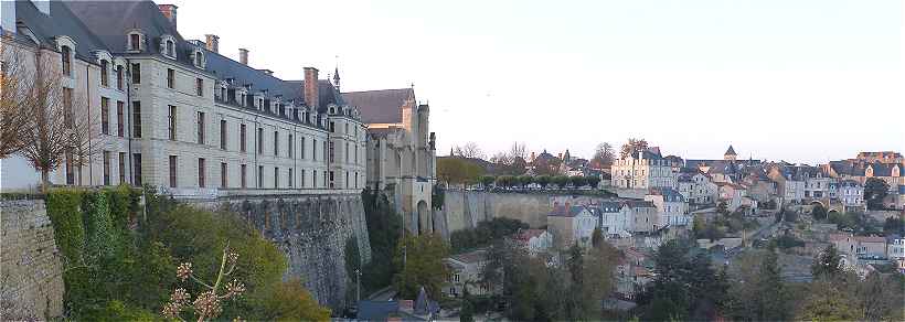 Panorama sur Thouars et son chateau au -dessus du Thouet