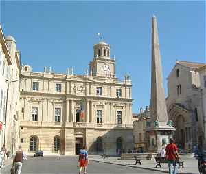 Arles: l'Obélisque sur la place de la République, à gauche la façade de Saint Trophime