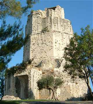 Nîmes: la Tour Magne