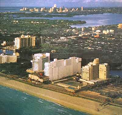 Miami Beach au premier plan, au fond Miami