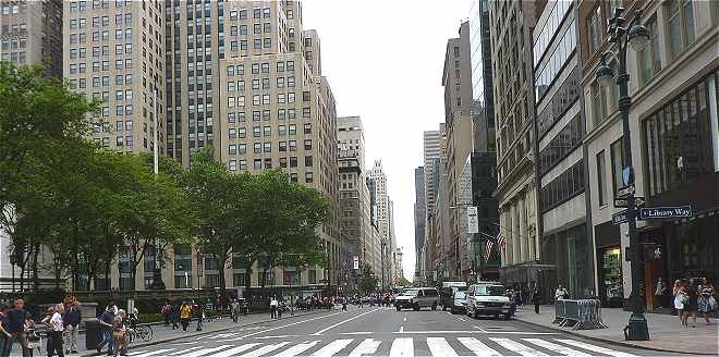 New-York: vue sur la 5ème Avenue (Fifth Avenue) près de la New-York Public Library