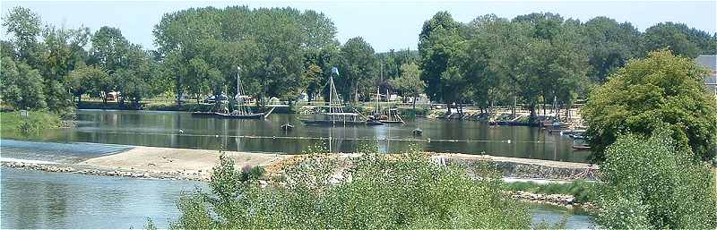 Panorama sur les gabarres et barques sur le Cher à Savonnières
