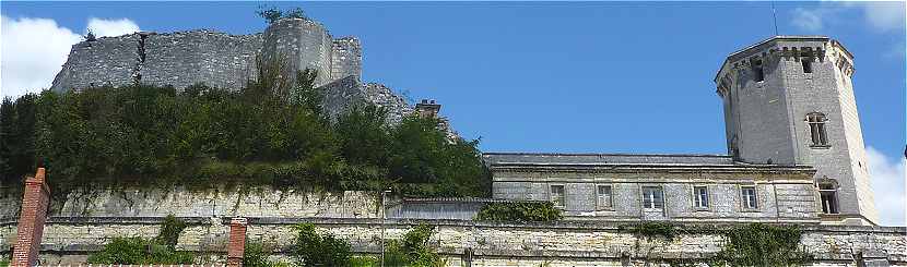 Base du donjon de l'ancien chateau-fort et Tour octogonale de 1830