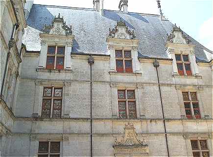 Vue de la façade sur cour orientée Est au château d'Azay le Rideau