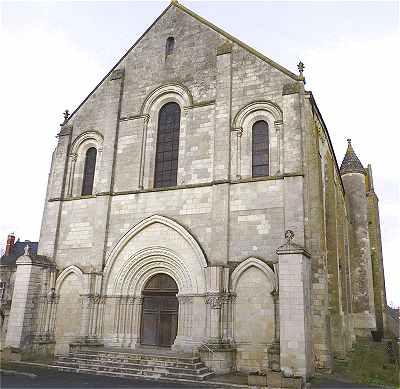 Façade de l'église Notre-Dame à Châtillon sur Indre