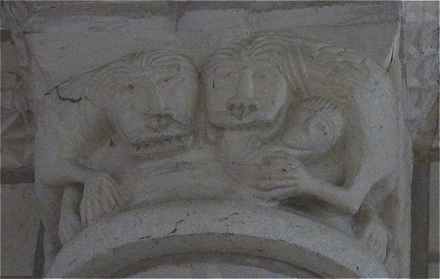 Chapiteau aux Monstres de l'église Saint Maurice d'Huismes